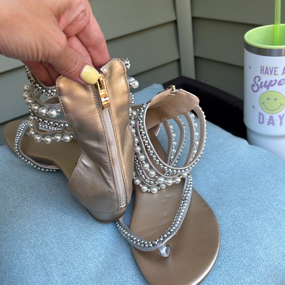 Elegant Silver, Gold, & Pearls Women's Sandals size 10 - Picture 2 of 3